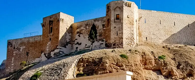 Who built the main building of Gaziantep Castle in Turkey?