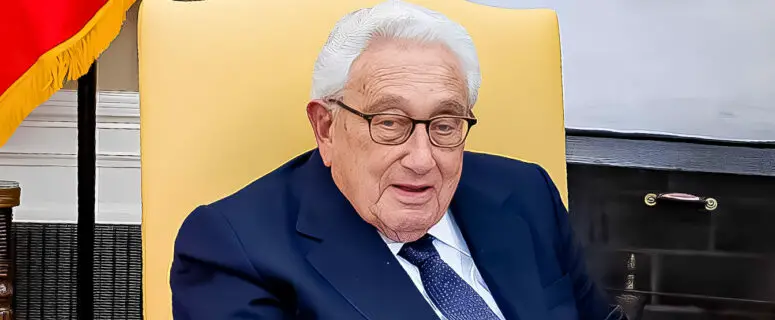 At what age did influential and controversial diplomat Henry Kissinger die?