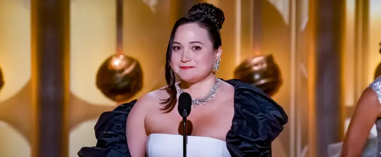 What unique language did Lily Gladstone speak during her acceptance speech at the 2024 Golden Globes?