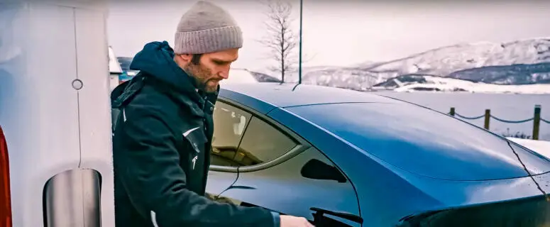 What challenge do Tesla vehicles face in extreme cold weather conditions?